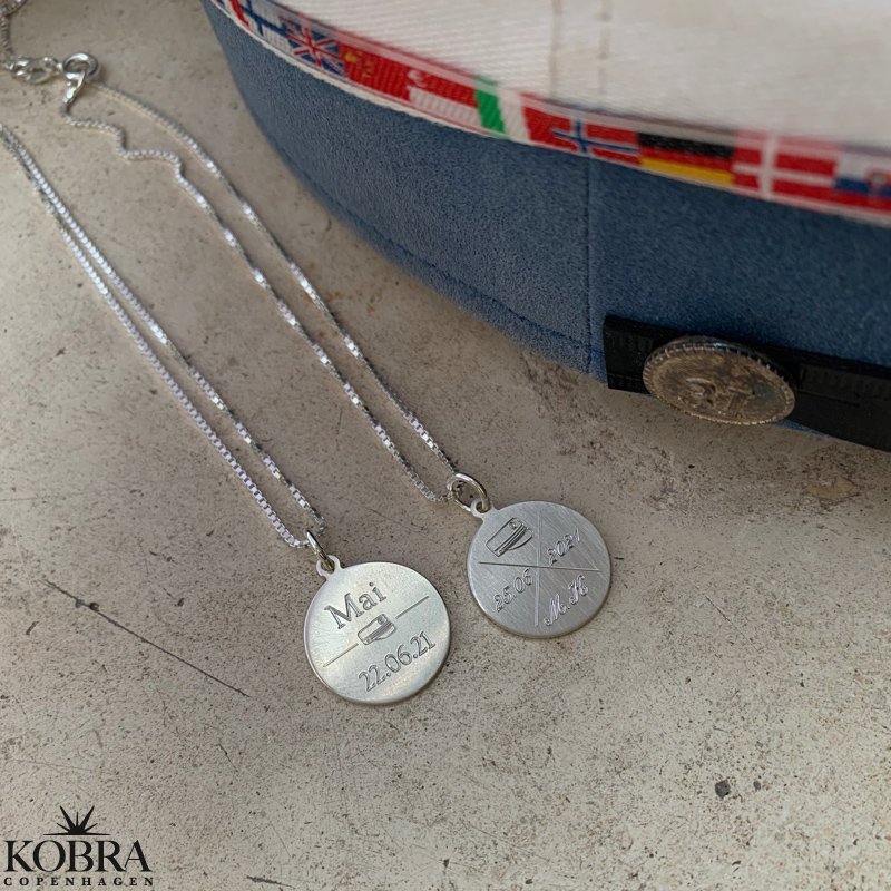 Studenter halskde med krydsgravering slv