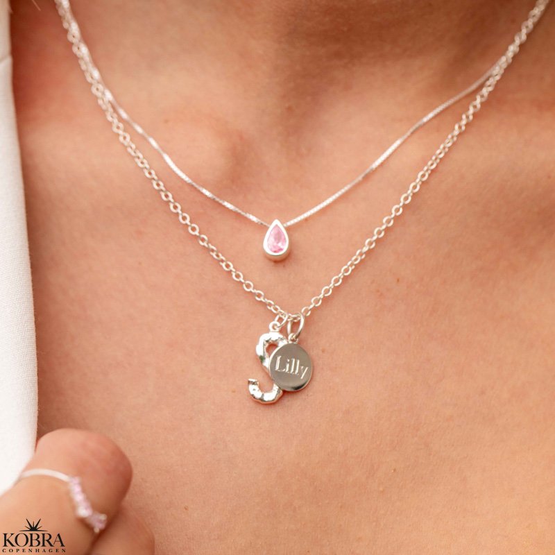 "In my heart" slvhalskde med personligt bogstav og amulet med egen gravering