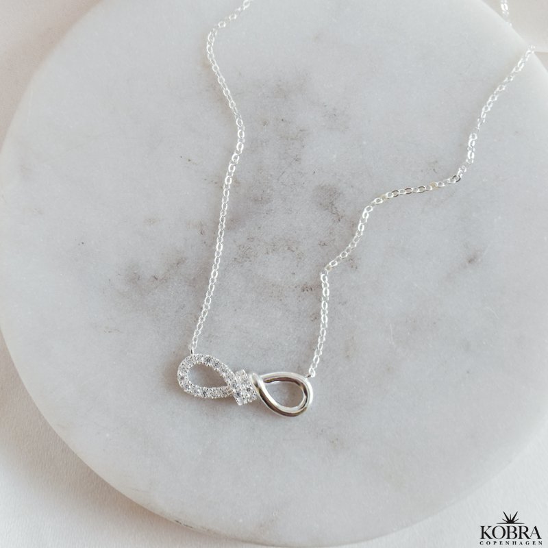 "Ever" infinity halskæde i sølv med funklende sten