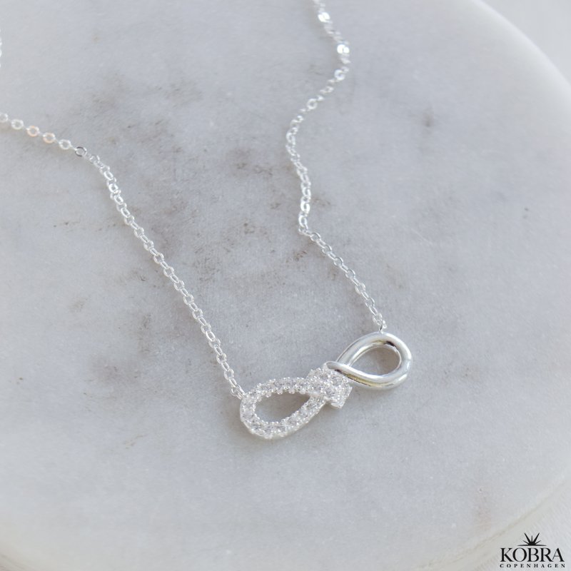 "Ever" infinity halskæde i sølv med funklende sten