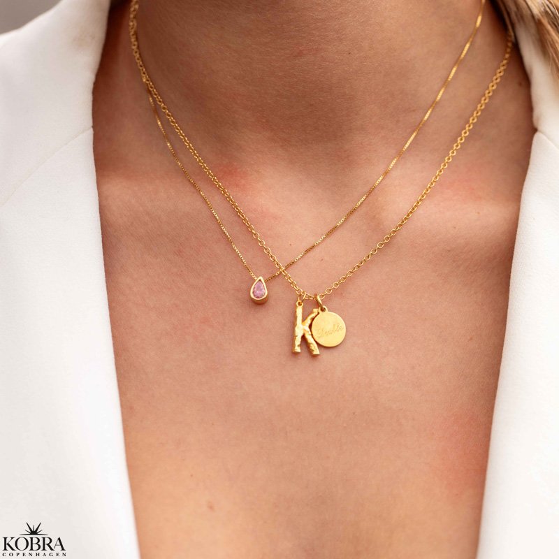 "In my heart" guld halskęde med personligt bogstav og amulet med egen gravering