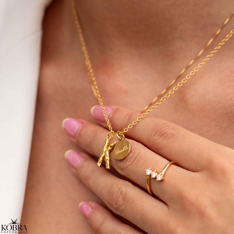 "In my heart" guld halskęde med personligt bogstav og amulet med egen gravering