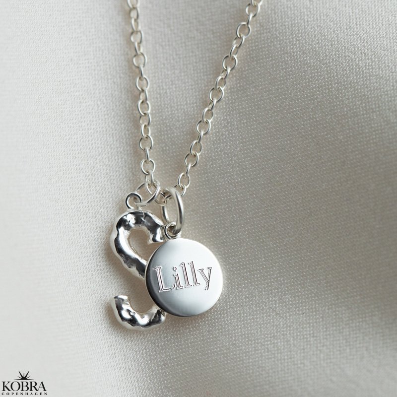 "In my heart" slvhalskde med personligt bogstav og amulet med egen gravering