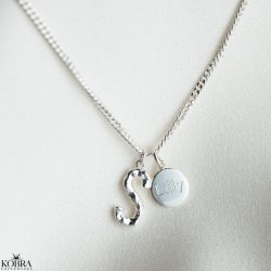 "In my heart" slvhalskde med personligt bogstav og amulet med egen gravering