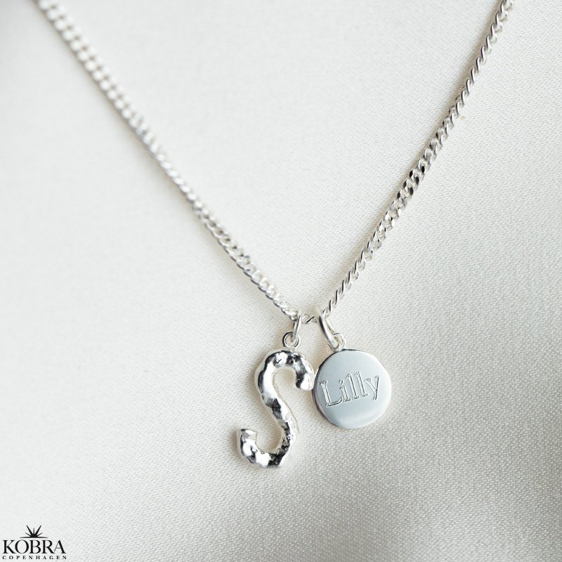 "In my heart" slvhalskde med personligt bogstav og amulet med egen gravering