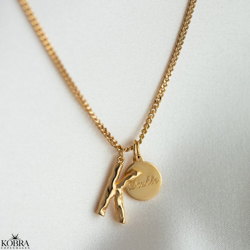 "In my heart" guld halskęde med personligt bogstav og amulet med egen gravering