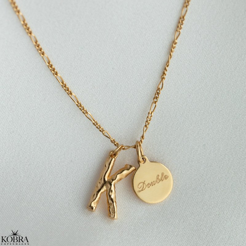 "In my heart" guld halskęde med personligt bogstav og amulet med egen gravering