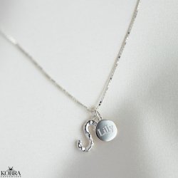 "In my heart" slvhalskde med personligt bogstav og amulet med egen gravering