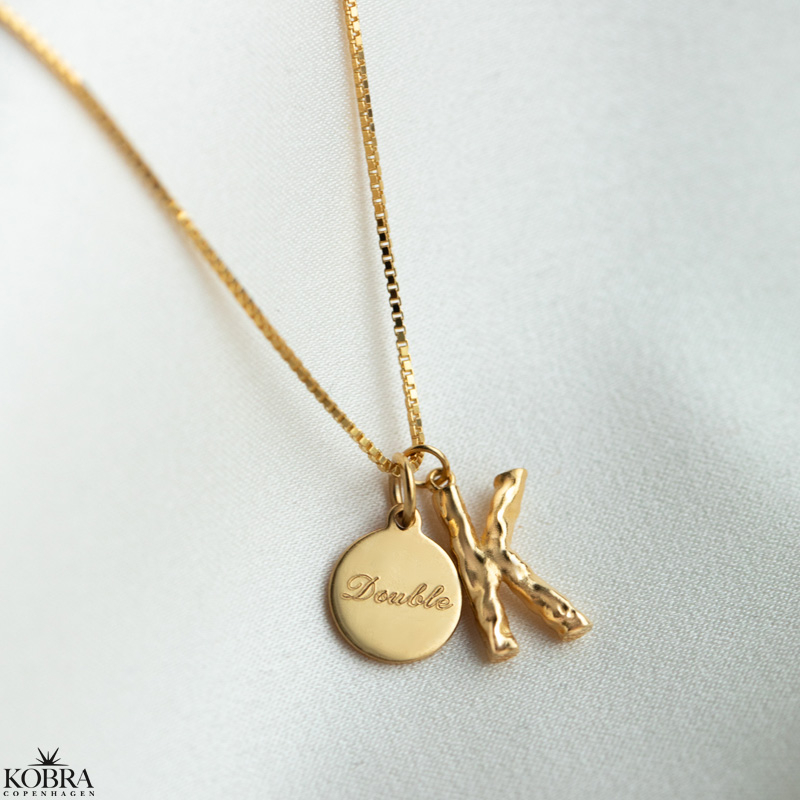 "In my heart" guld halskde med personligt bogstav og amulet med egen gravering