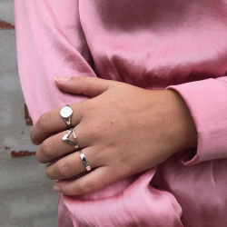 "Rivia" slv ring med hvid zirkonia og personlig gravering