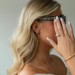 "Ivalo" V-Ring � 18K Forgylt S�lv med Hvite Zirkonia