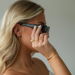 "Ivalo" V-Ring � 18K Forgylt S�lv med Hvite Zirkonia