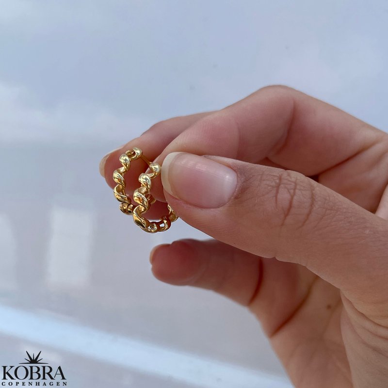 "Izzy" sm snoet hoops i 14 karat forgyldt