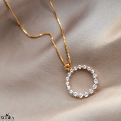 "Janet" guld-halskde med rundt vedhng i sten