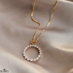 "Janet" guld-halskde med rundt vedhng i sten