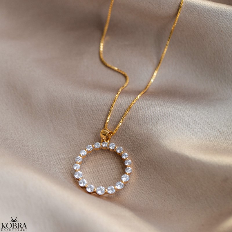 "Janet" guld-halskde med rundt vedhng i sten