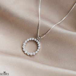 "Janet" slv-halskde med rundt vedhng i sten