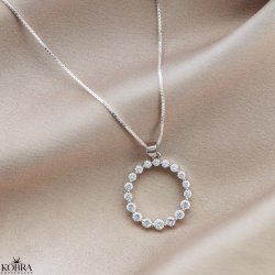 "Janet" slv-halskde med rundt vedhng i sten