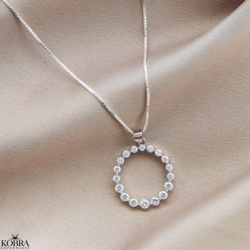 "Janet" slv-halskde med rundt vedhng i sten