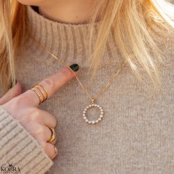 "Janet" guld-halskde med rundt vedhng i sten