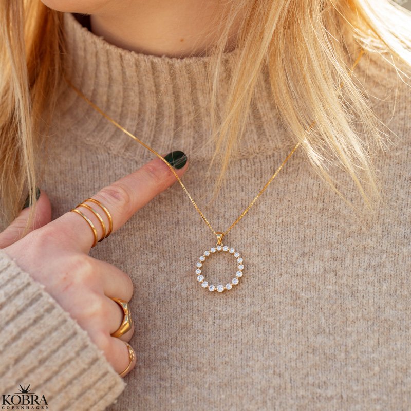 "Janet" guld-halskde med rundt vedhng i sten