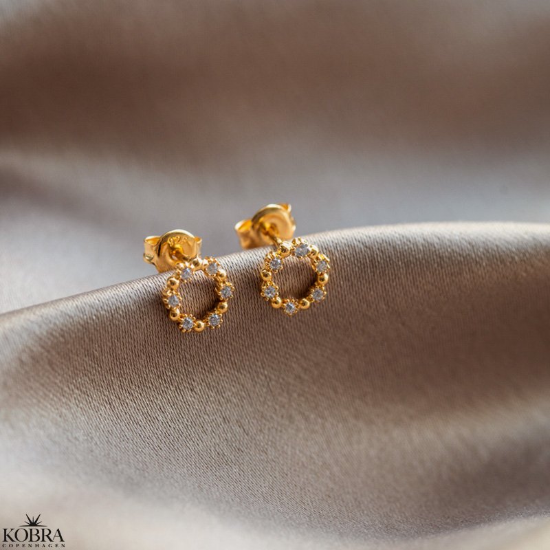 "Janet" sm runde guld restikker med sten