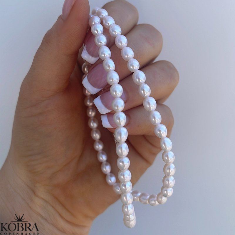 "Joanna" pearl necklace with white freshwater pearls in silver