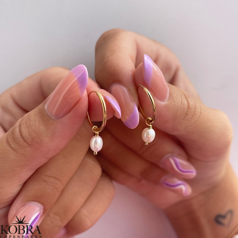 "Joanna" Hoops i forgyldt med lille hvid ferskvandsperle