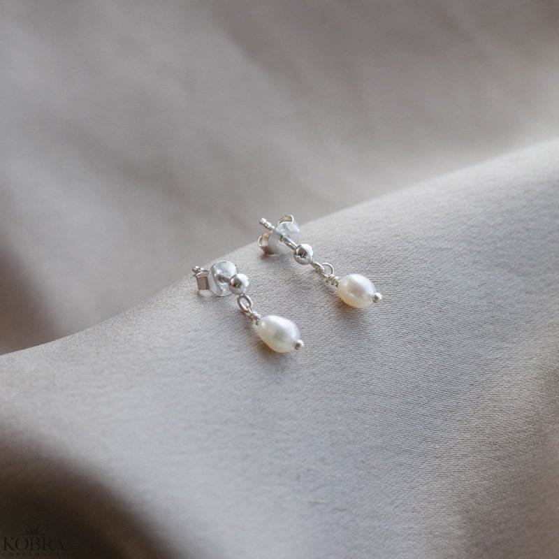 "Joanna" sm slvrestikker med hvid ferskvandsperle