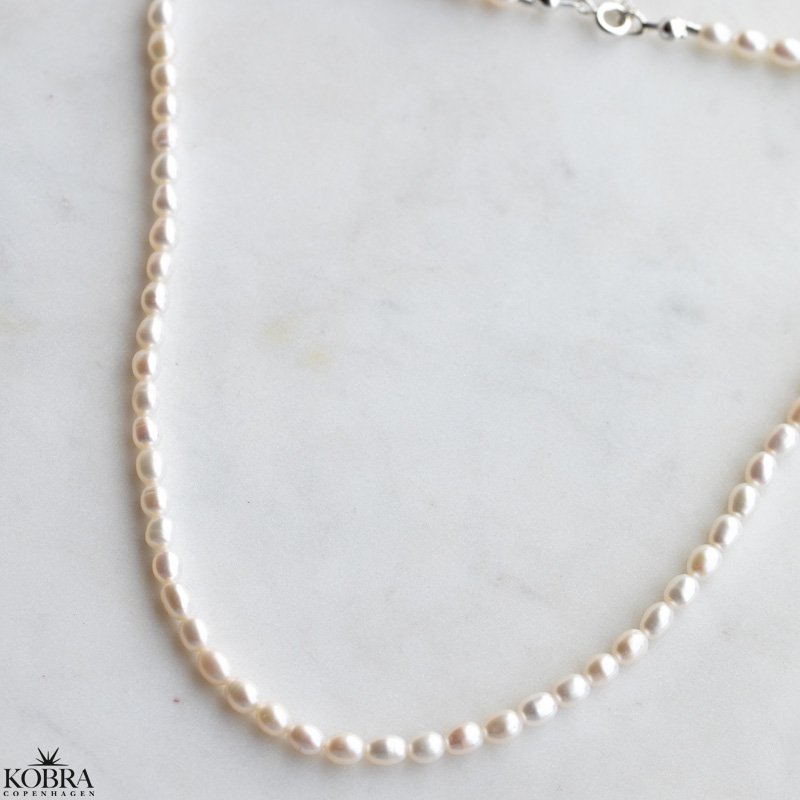 "Joanna" pearl necklace with white freshwater pearls in silver