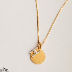 "Journal" guld amulet halskde med gravering samt bogstav med hvide sten