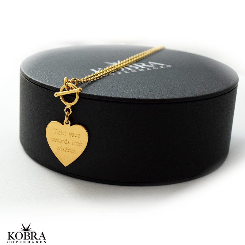 "Melba" hjerte halskde i guld inklusiv gravering med bidsells