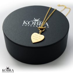 "Melba" hjerte halskde i guld inklusiv gravering med bidsells