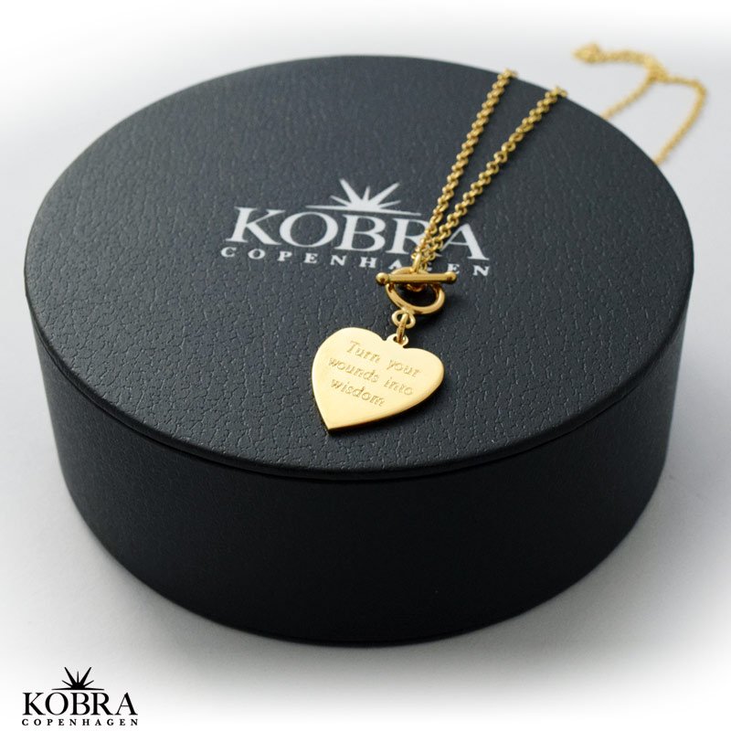 "Melba" hjerte halskde i guld inklusiv gravering med bidsells