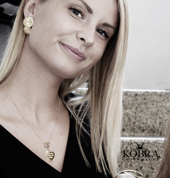 "Melba" hjerte halskde i guld inklusiv gravering med bidsells