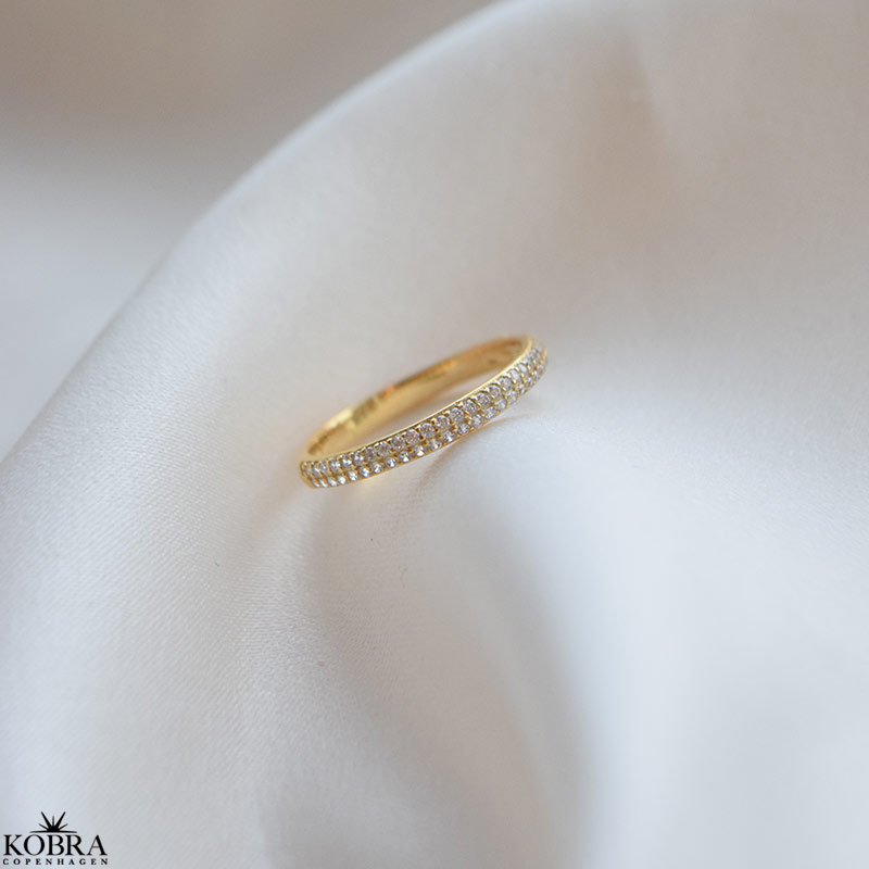 "Sabrina" 18k forgylt ring med hvite steiner