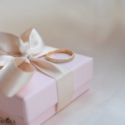 "Sabrina" 18k forgylt ring med hvite steiner
