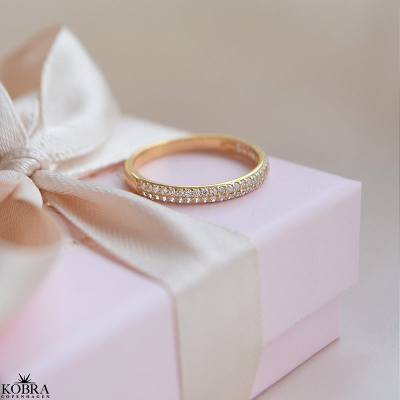 "Sabrina" 18k forgylt ring med hvite steiner