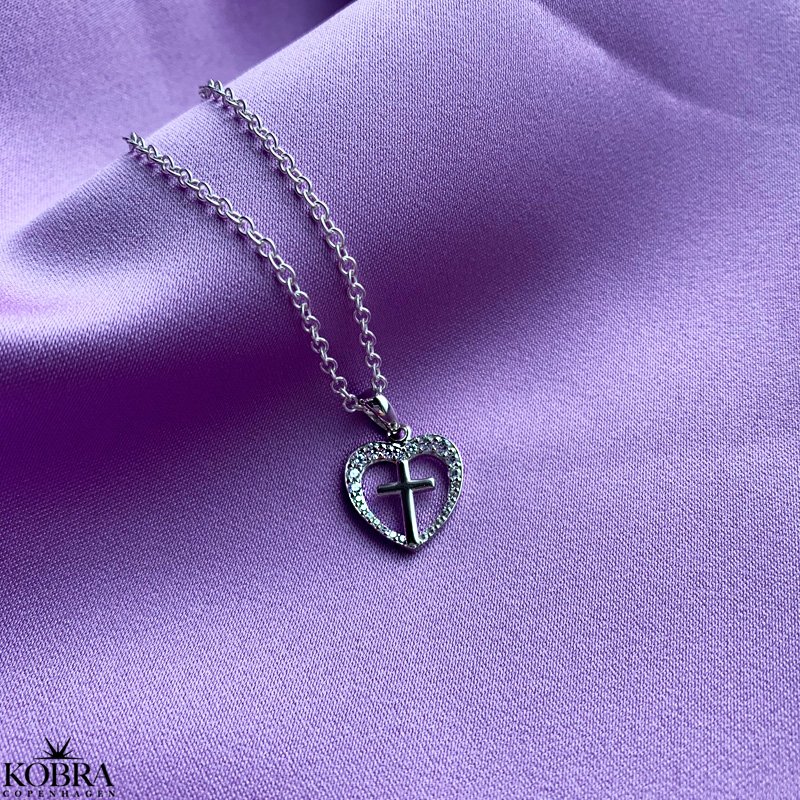 "Leah" slv hjerte kors halskde med hvide sten