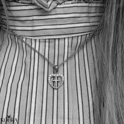 "Leah" slv hjerte kors halskde med hvide sten