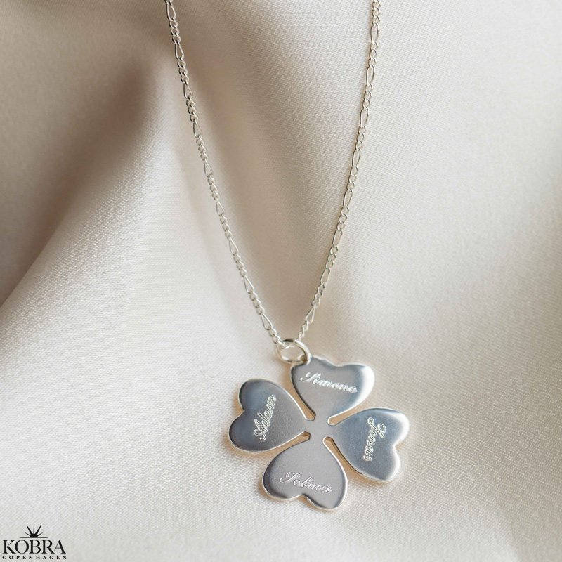 "Arley" Slv halskde med hjerte firklver, personligt graveret