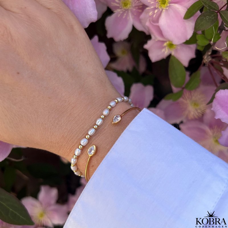 "Royal" perle armbnd med guld kugler