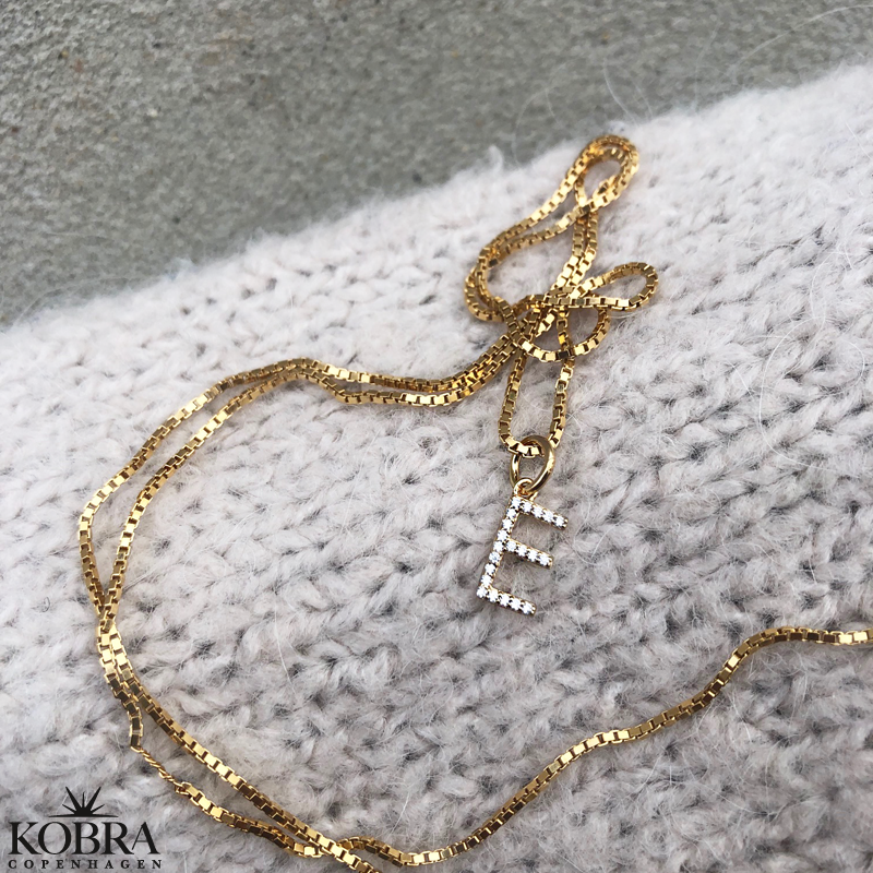 "Zoey" bogstav halskęde i guld med hvide sten