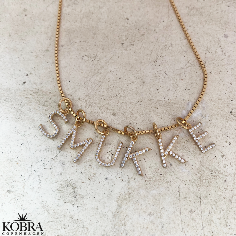 "Zoey" bogstav halskęde i guld med hvide sten