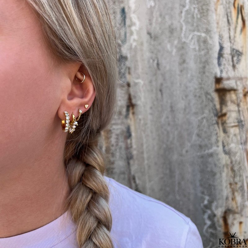 "Tuesday" små guld hoops med sten