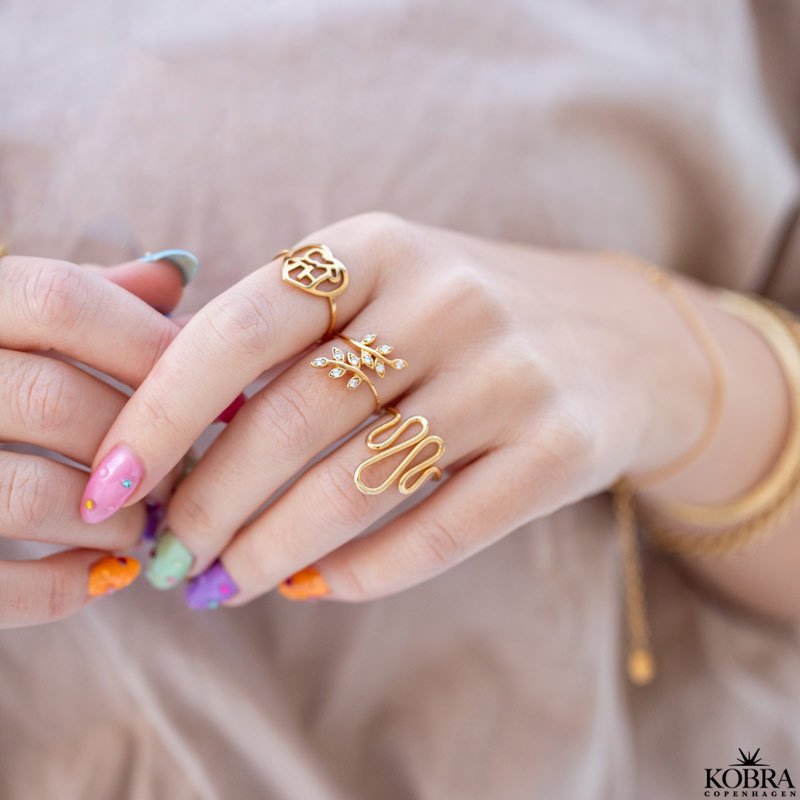 "Viva" gold-plated ring with white stones and leaves