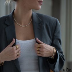 "Royal" necklace with white pearls and gold balls