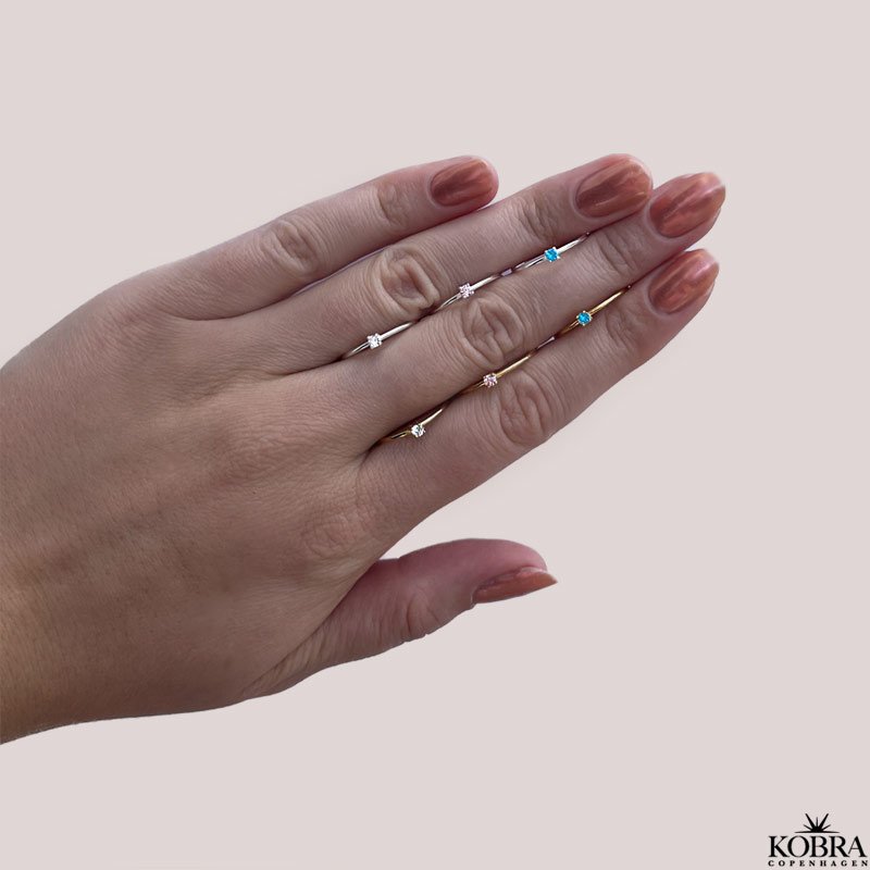 "Aurora" fin slvring med lille bl sten