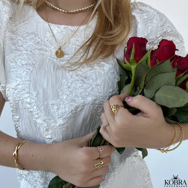 Guld amulet med lille kors vedhng - inklusiv gravering!