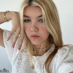 Konfirmationssmykke - guld halskde med lille kors vedhng samt personlig indgravering